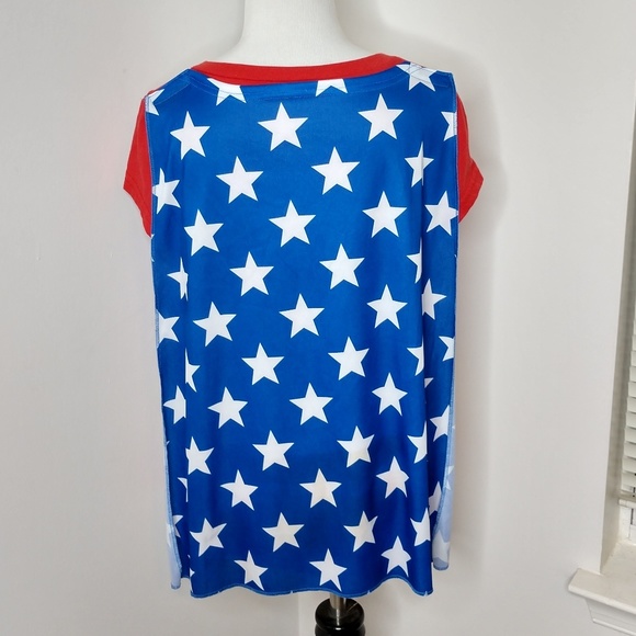 DC Comics Wonder Woman T-Shirt w/ Cape - Picture 3 of 5